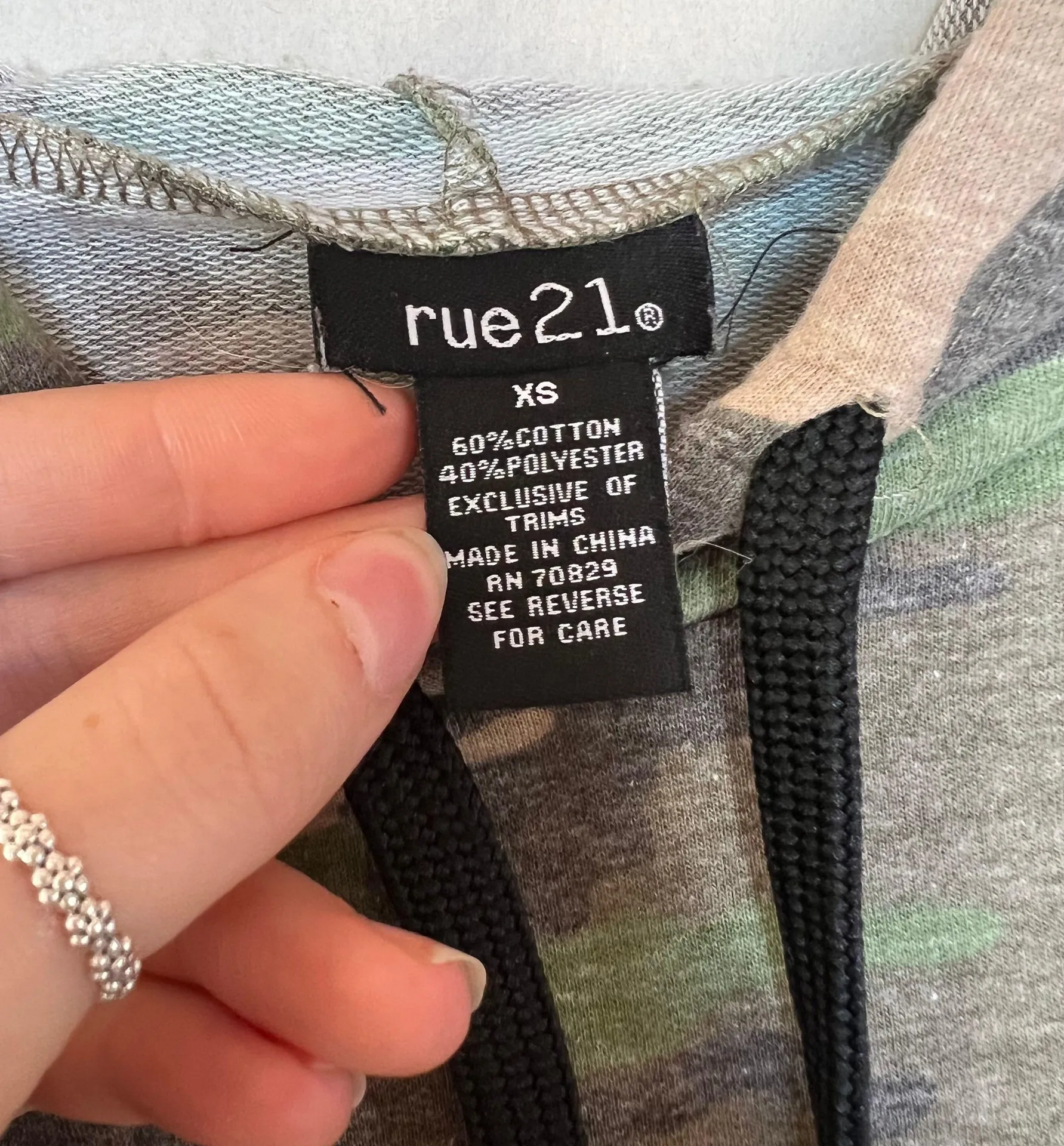 Camouflage Cropped Sweatshirt - Image 2