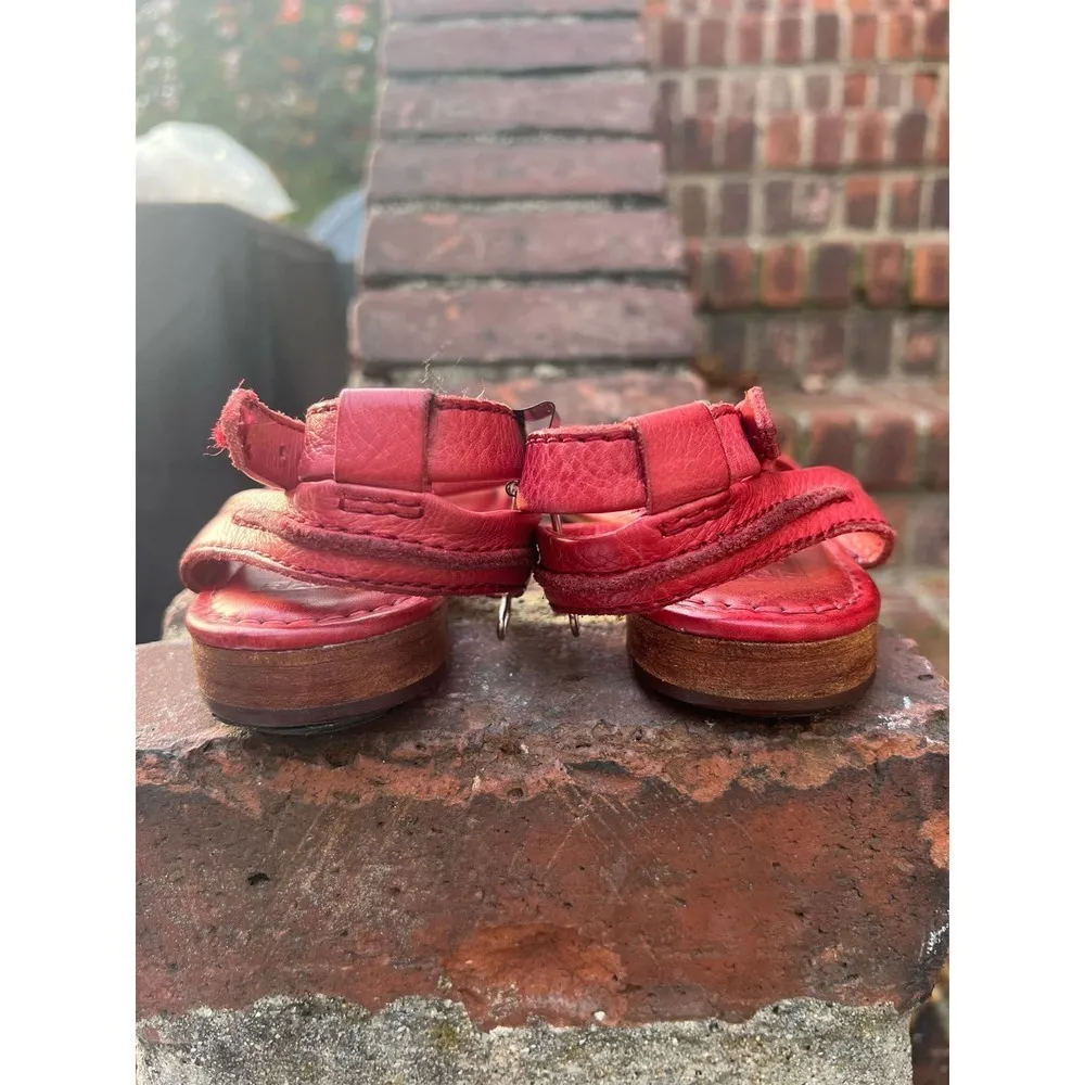 Frye  Flat Leather Sandals - Image 7