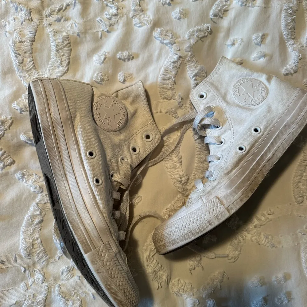 White hightop converse - Image 4