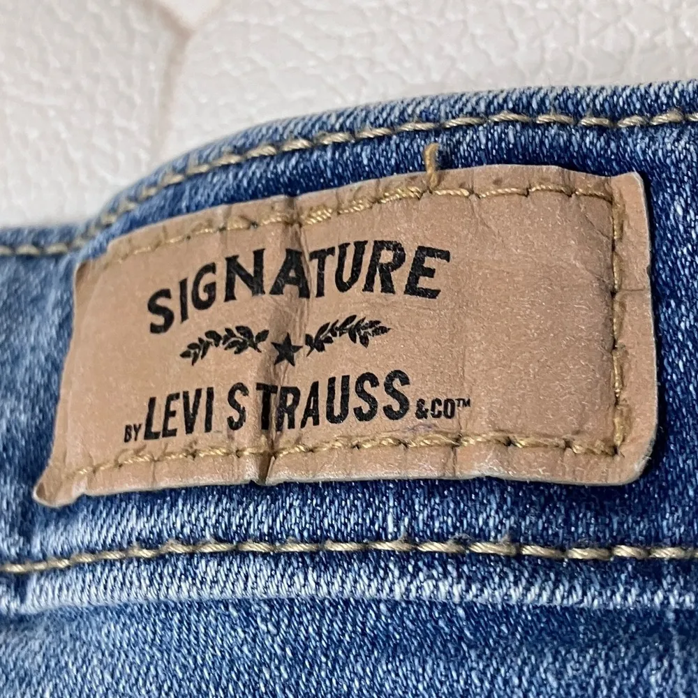 Levi’s Signature Medium Wash Modern Crop Jeans Size 30 - Image 4