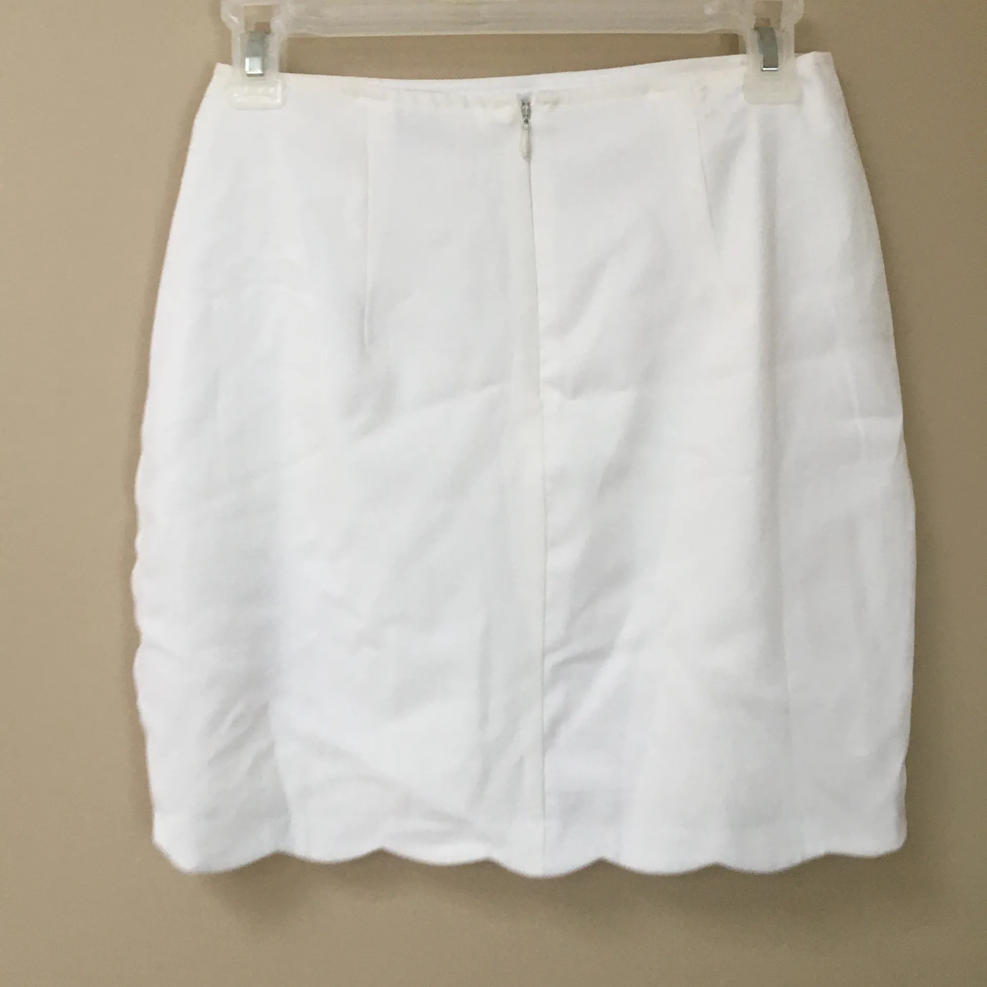 White Scallop Hem Skirt Size Small - Image 2