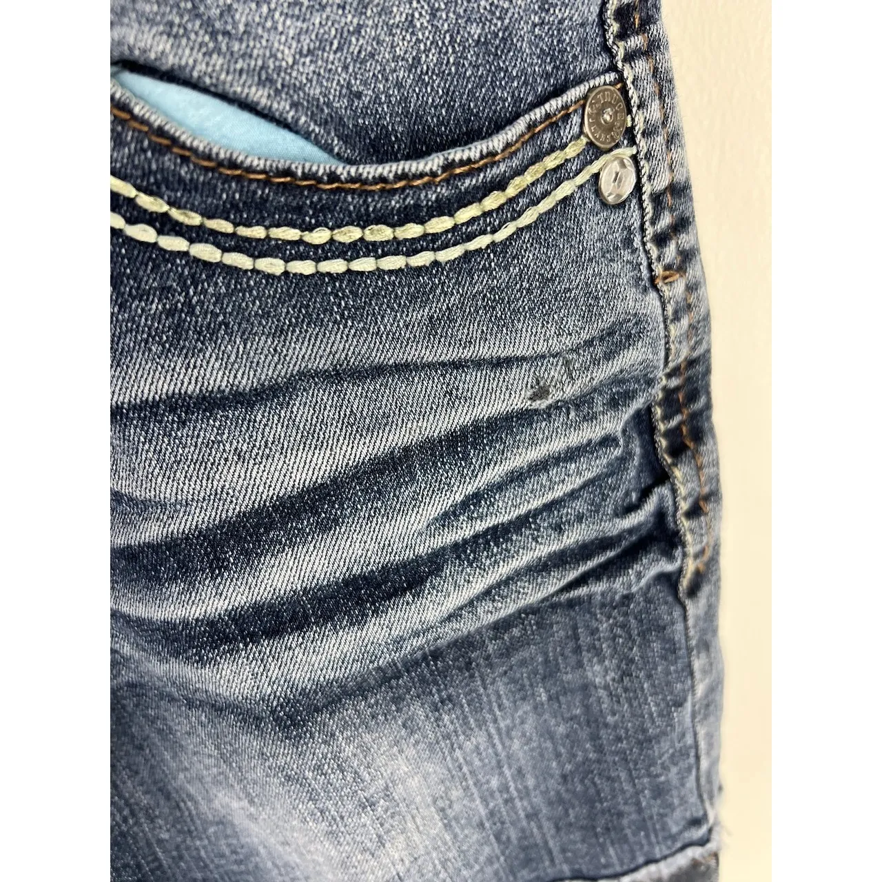 Truce Jeans Denim Bermuda Shorts Size 9 Embroidered Flap Pockets Distressed Blue - Image 4