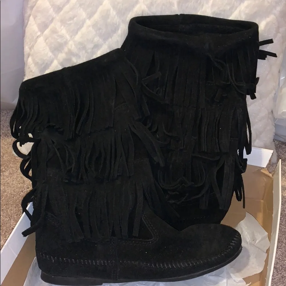 Minnetonka black 3 layer fringe boots - Image 3