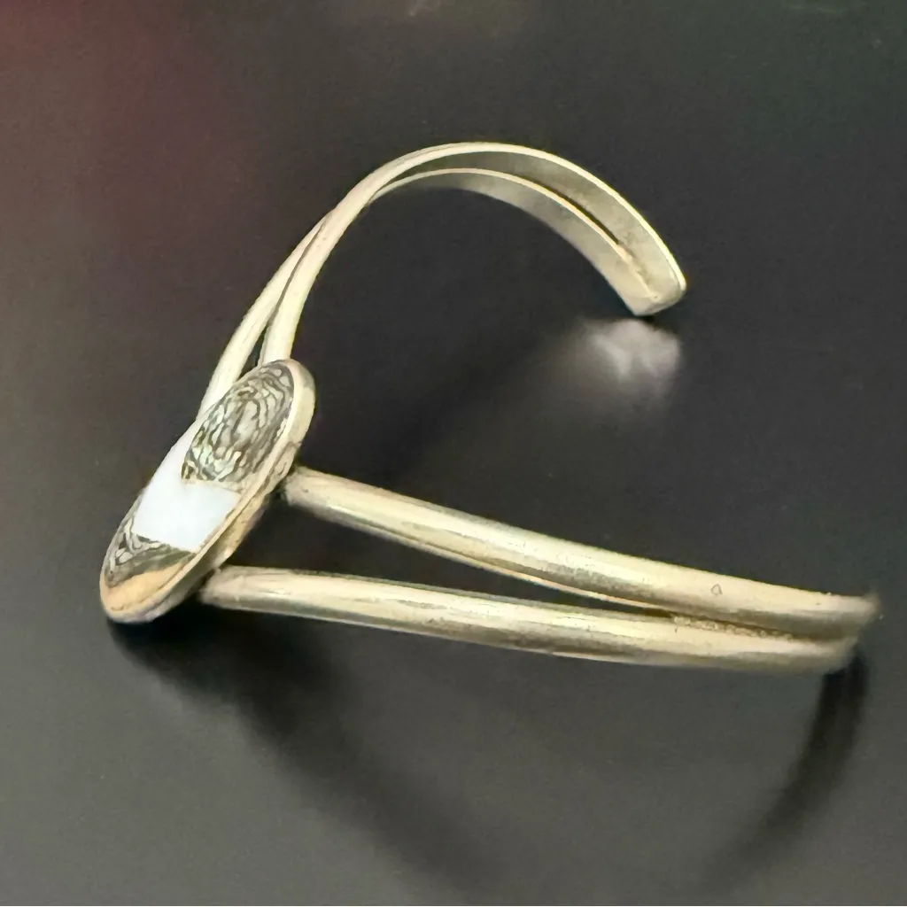 Vintage Unsigned Mexican Silver Abalone Shell V Cuff Bangle Bracelet 9.9g. - Image 3