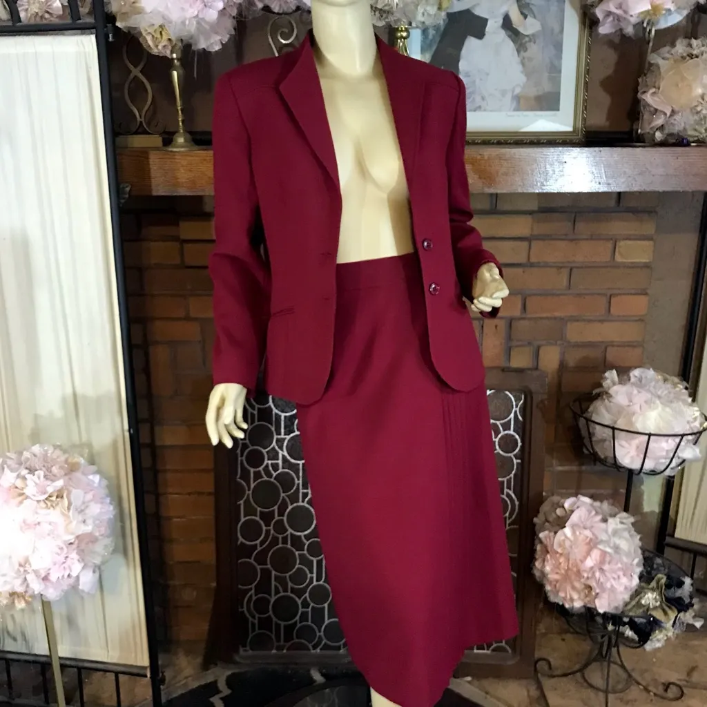 VINTAGE CIRCA 1970'S VILLAGIO SPORT RED SKIRT & BLAZER SUIT (14) - Image 6