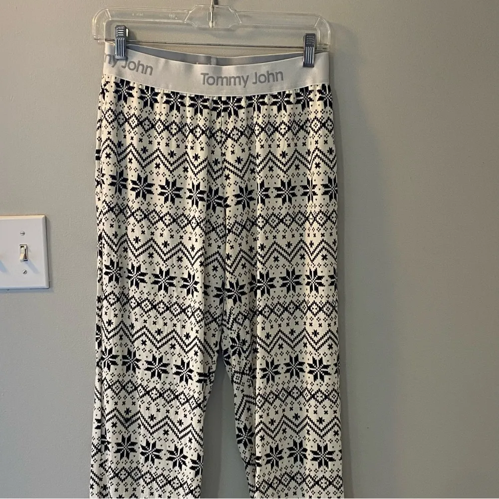 Tommy John second skin pj set in coconut milk/vintage holiday sweater size small Black - Image 7