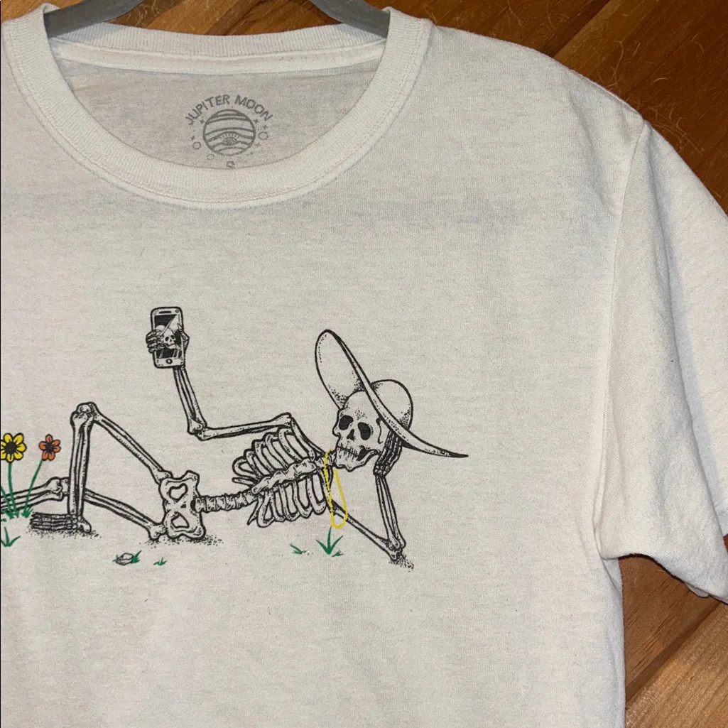 Jupiter moon skeleton taking a selfie graphic crop tshirt White - Image 2