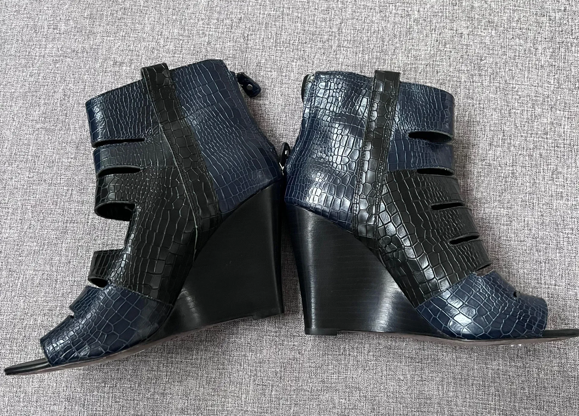 NWT Sonny Embossed Peep Toe Wedge Booties Size 9 Navy Blue Black - Image 9