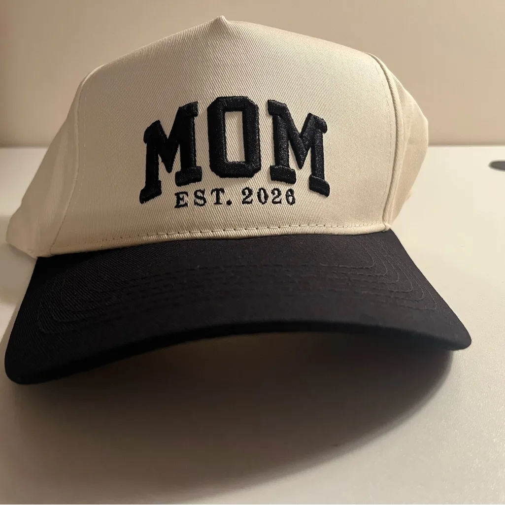 MOM EST. 2026 Embroidered Hat – Adjustable Snapback – 100% Cotton Black - Image 2