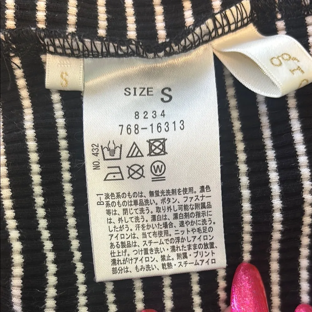 Black and White Striped Sleeveless Fitted Tank Top - Image 9