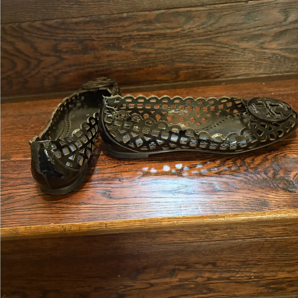 Tory Burch Black Cutout Flats in size 6 - Image 5