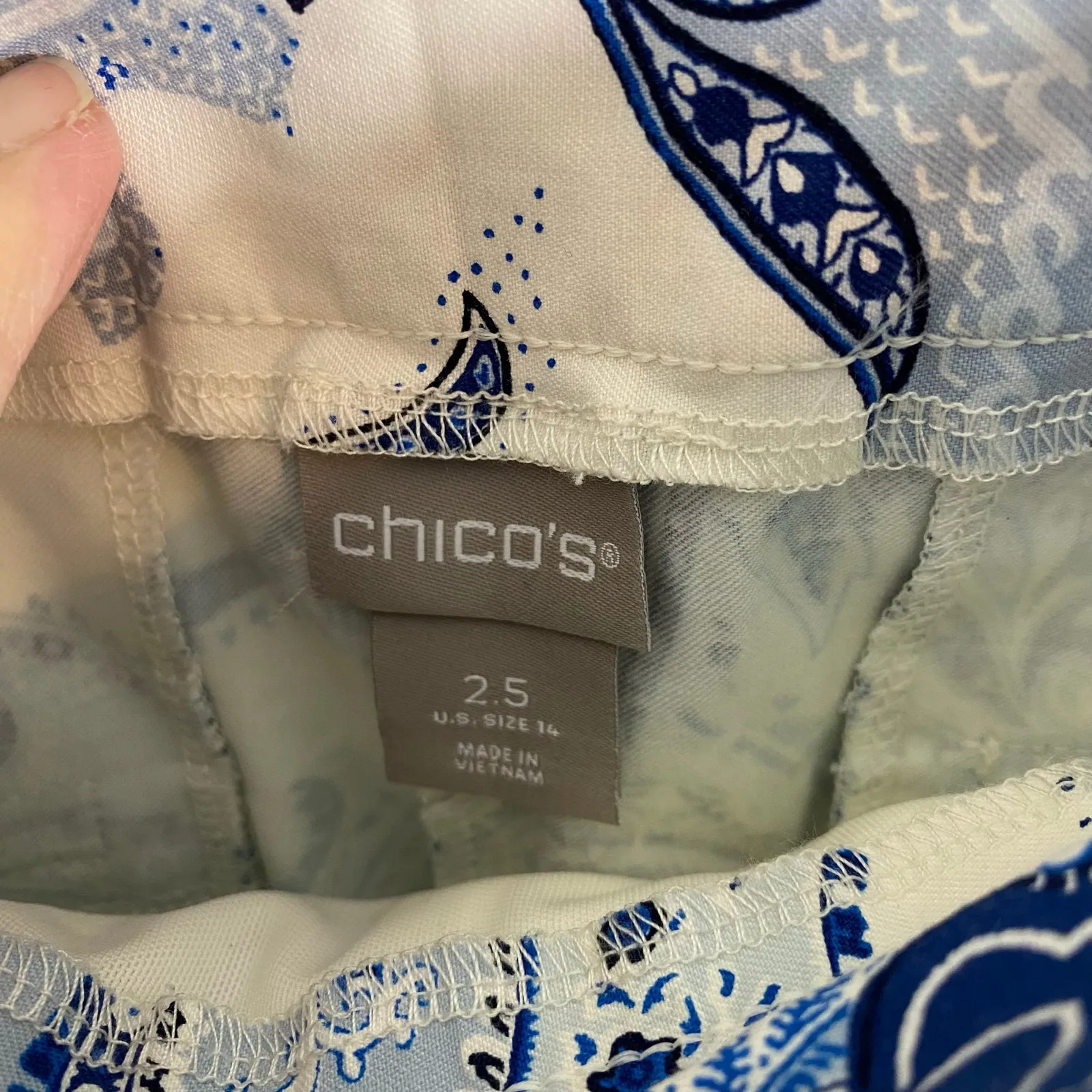 Chico's Women Blue Paisley Pull On Elastic Waist Chino Shorts Size 2.5 - Image 7