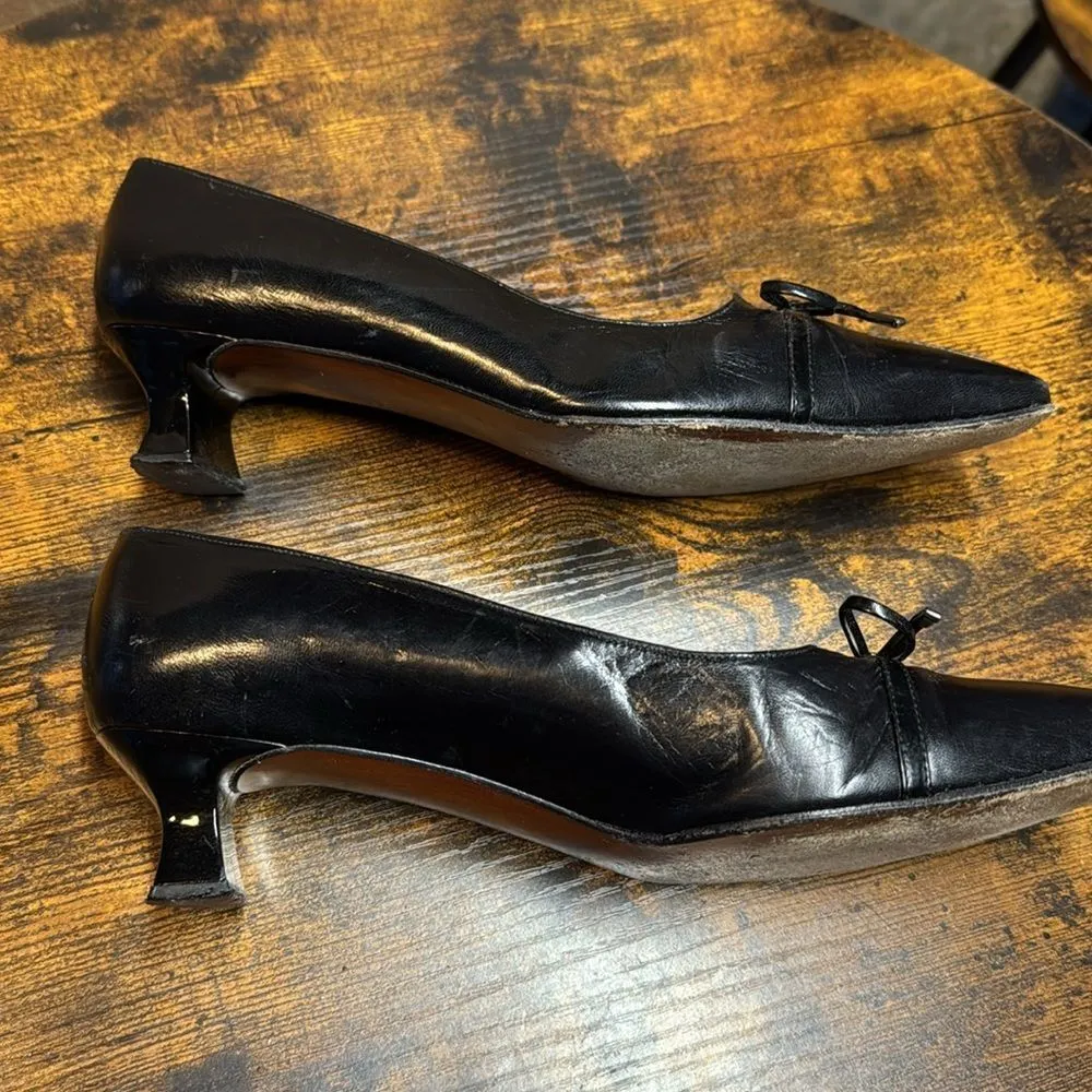 Stuart Weitzman Pointed Toe Low Heel Pumps Black Leather with Bow Accent size 8 - Image 7