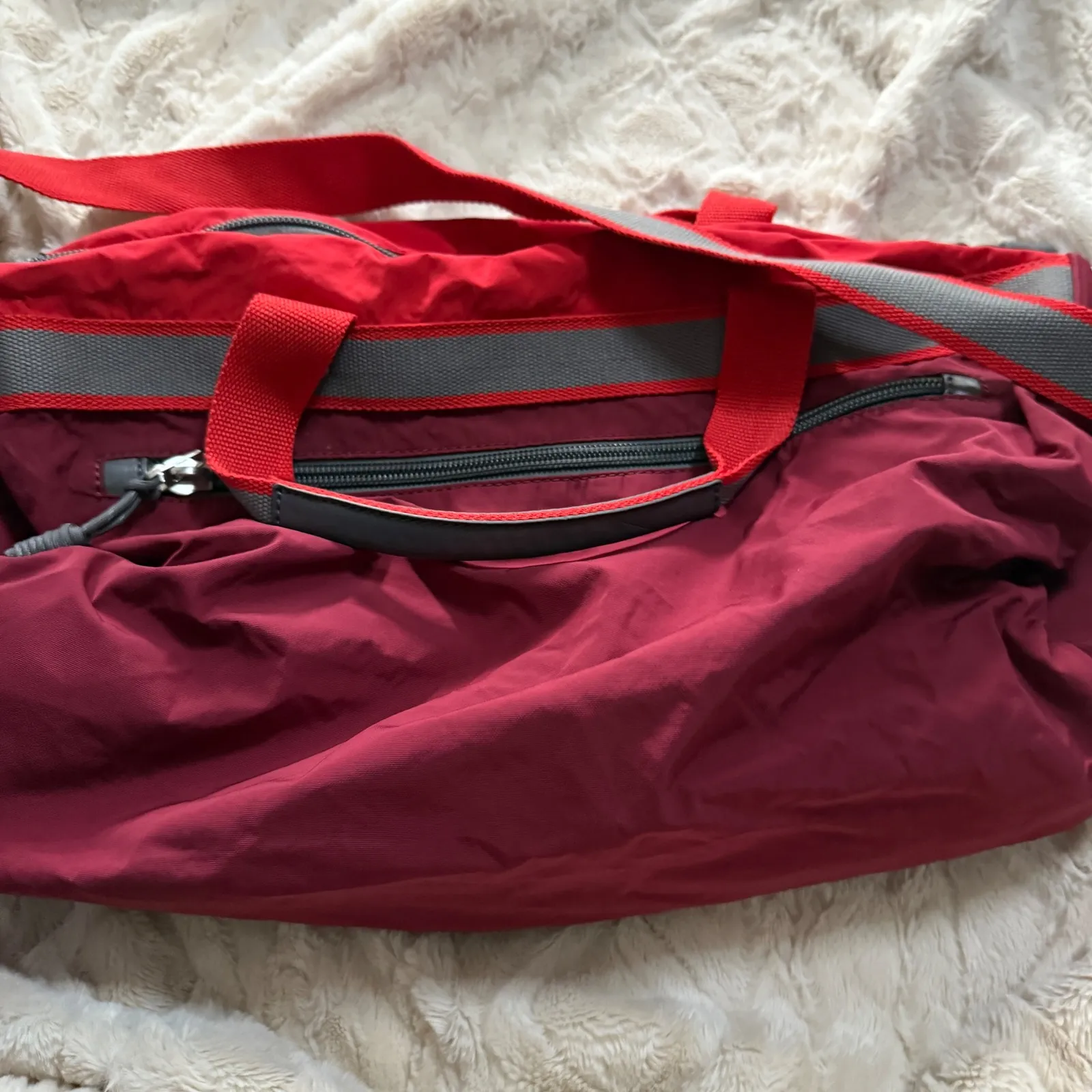 Fossil Burgundy Red Duffel Bag Carry-On Travel Gym Bag Weekend Bag‎ Key Fob - Image 3