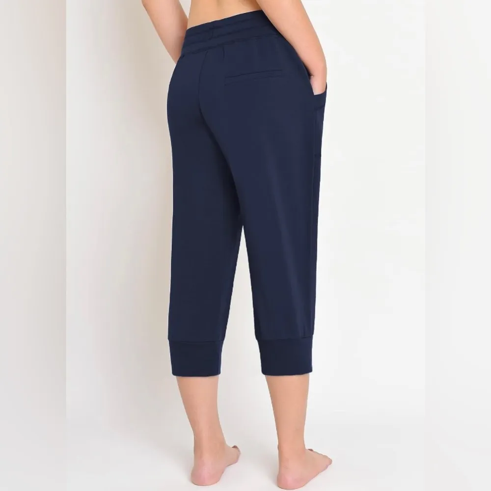Amazon Weintee navy blue stretchy capri sweatpants - Image 2