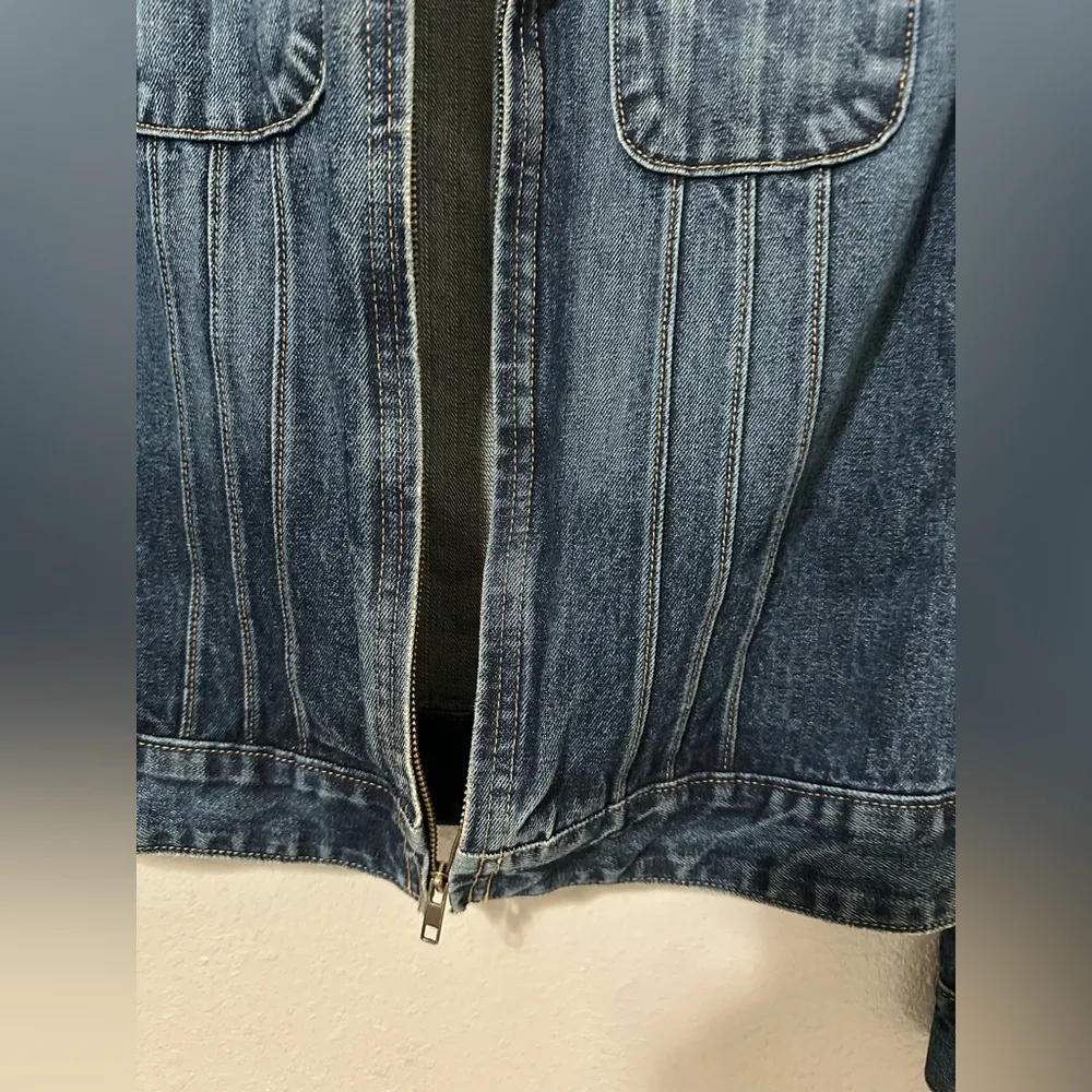 Vintage Gap Classic Blue Denim Jacket size M blue with two small front pockets - Image 3