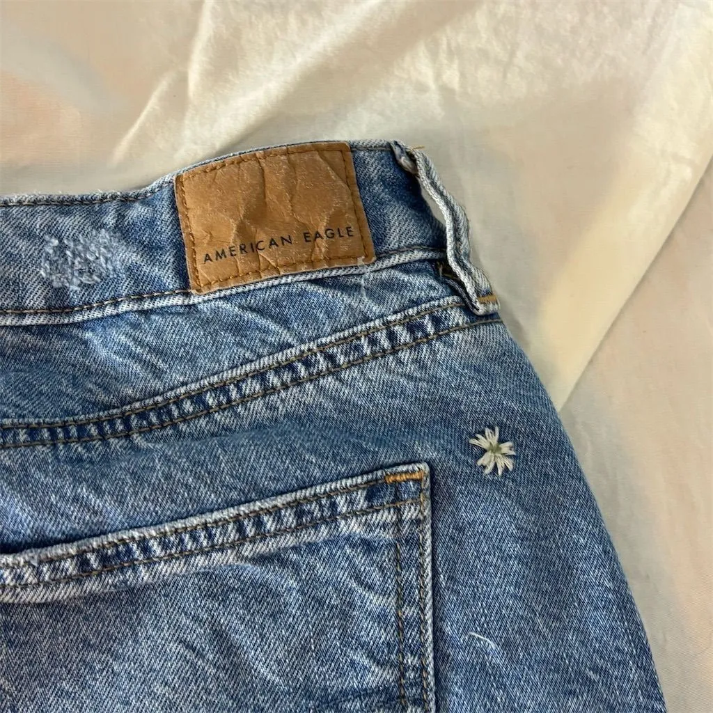 American Eagle Women's High‎ Rise Mom Shorts Floral Embroidered Size 4 - Image 7
