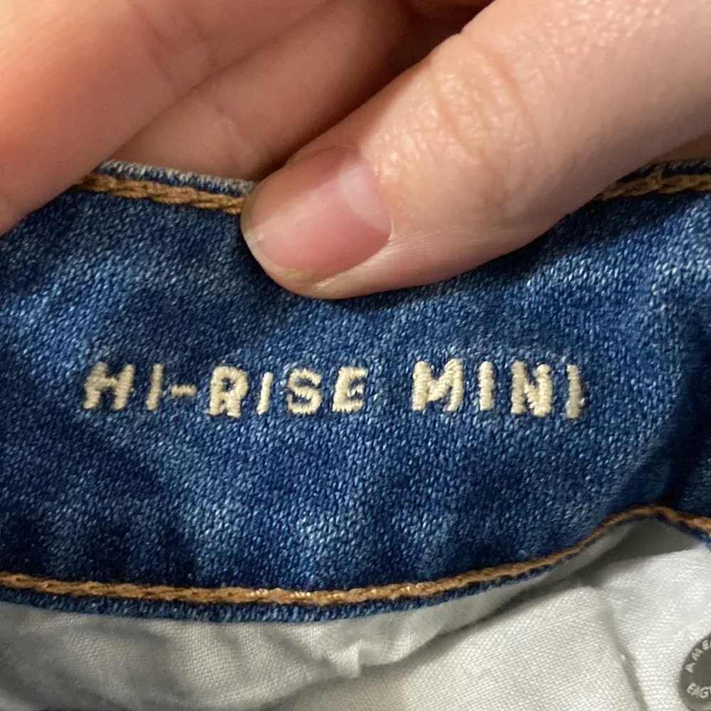 American Eagle distressed denim hi-rise mini skirt fringe hem size 8 - Image 7