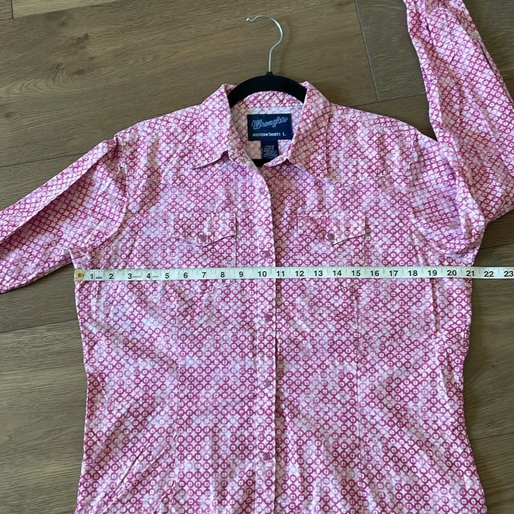 Wrangler Shirt Women’s Size Large Pink Breast Cancer Logo Pearl Snap Western - Image 6