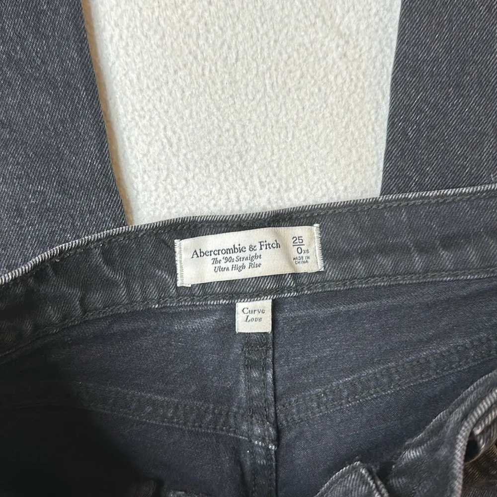 Abercrombie & Fitch Curve Love The 90s Straight Ultra Straight High Rise Jeans - Image 4