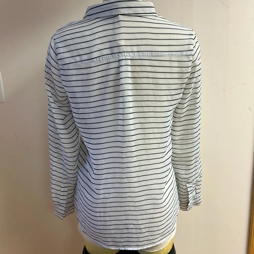 Old Navy Sheer Blue and white striped button up blouse with pockets size M - Image 3