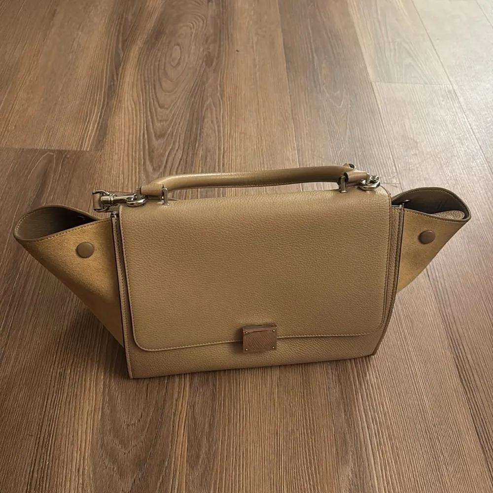 CELINE Beige  small calfskin trapeze bag - Image 3