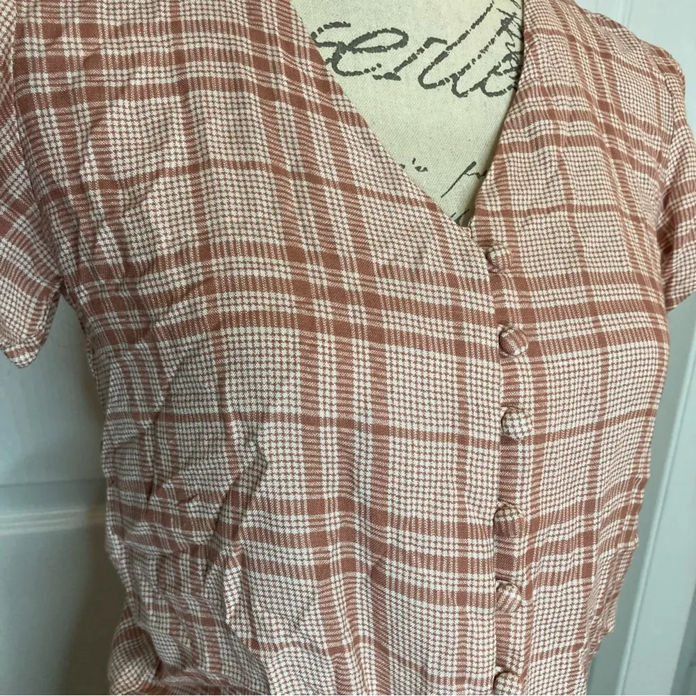 Sim & Sam NWOT  Cropped Flutter Sleeve Button Up - Image 2