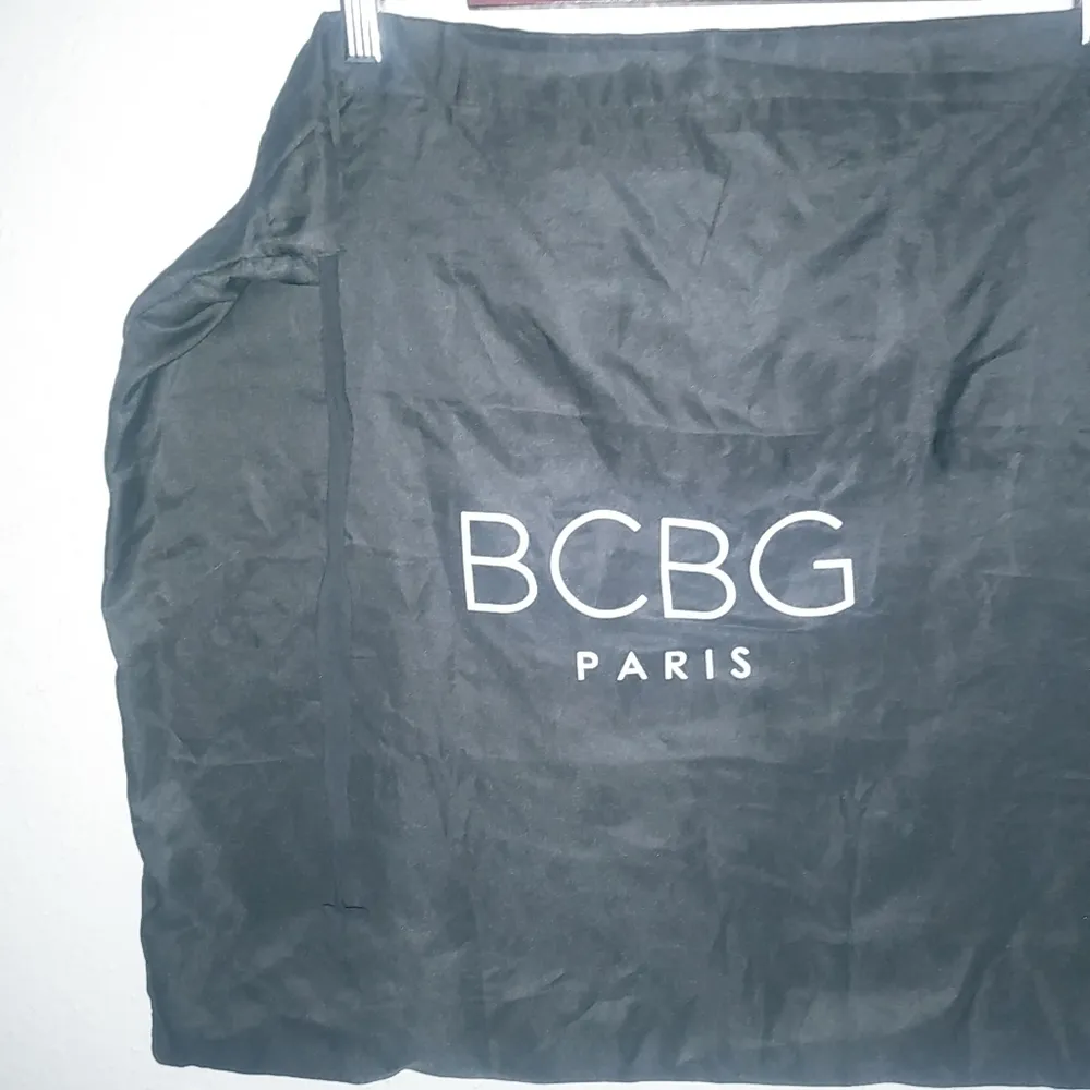BCBG Paris Drawstring Bag Flat Black - Image 2