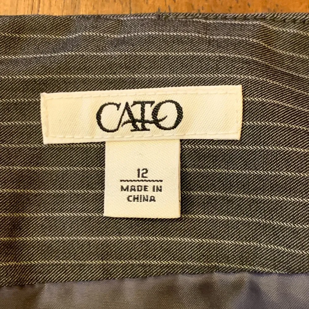 Cato Pencil Skirt 12 Gray White Pinstripe Mini Lined Back Zip Elegant Classic - Image 2