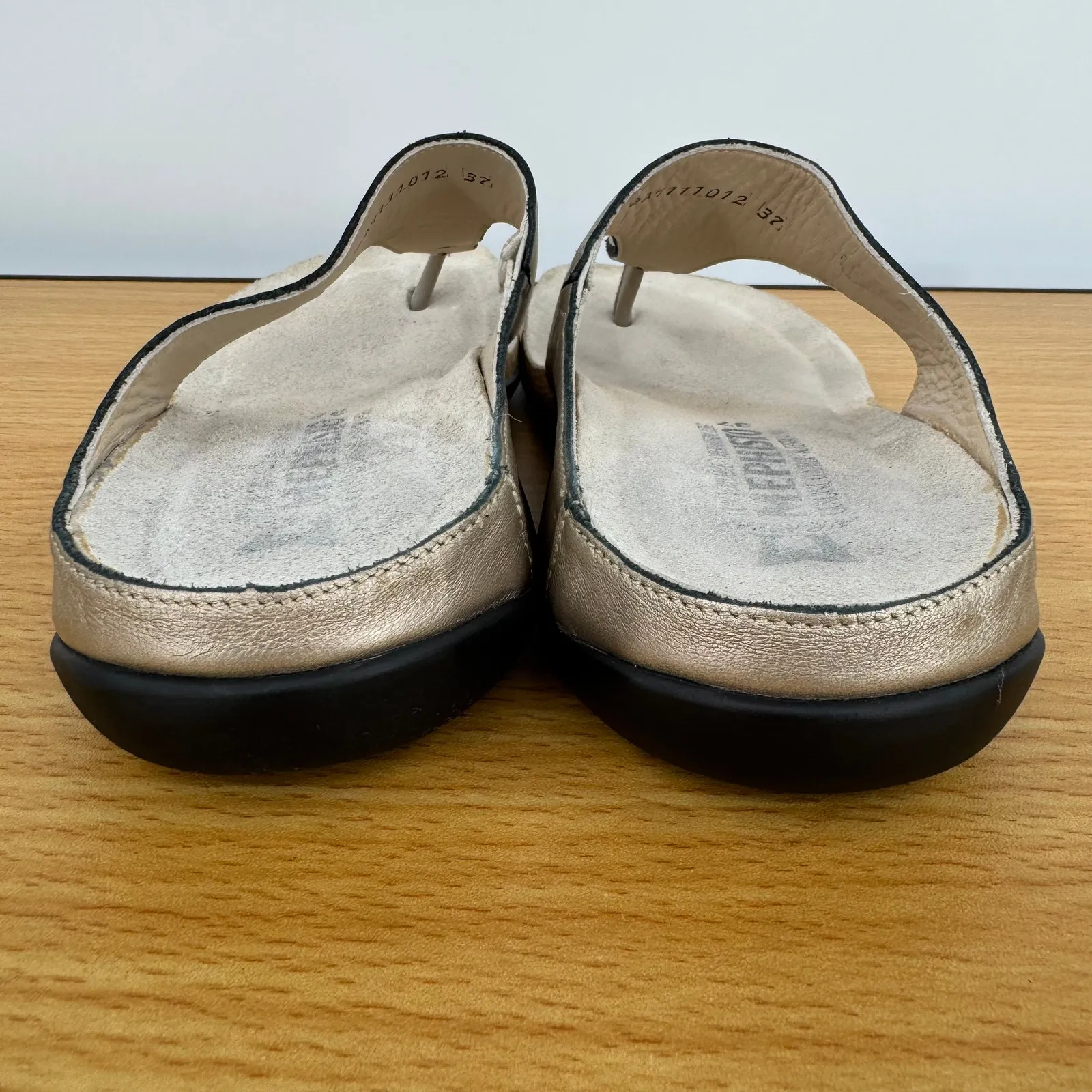 Mephisto sandals 37 slip on leather thong flip flop metallic gold comfort US 7 - Image 4