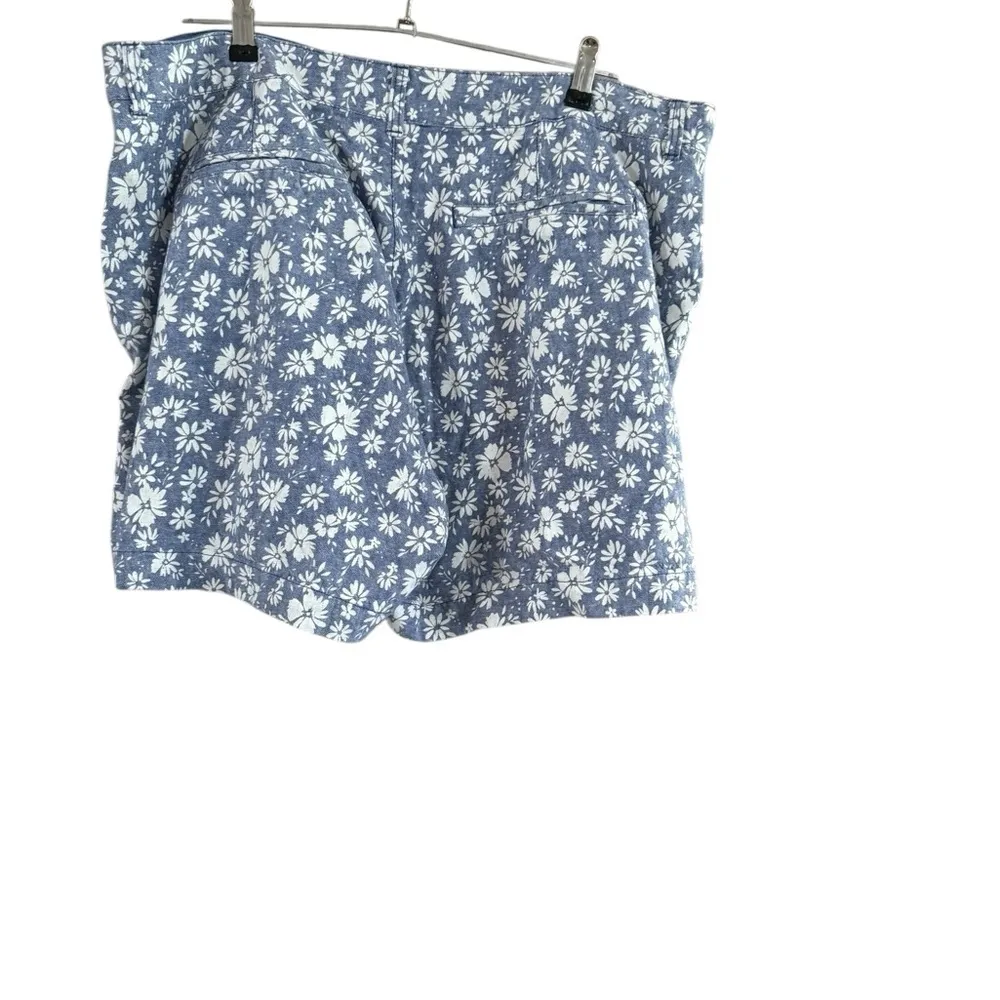 Old Navy Floral Blue and White Bermuda Relaxed Fit - Image 11