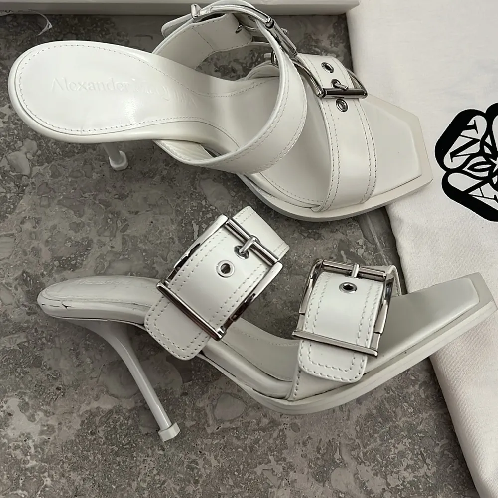 Alexander McQueen New Ivory/ Silver Size 37C New in Box Retail $1,090 - Image 7