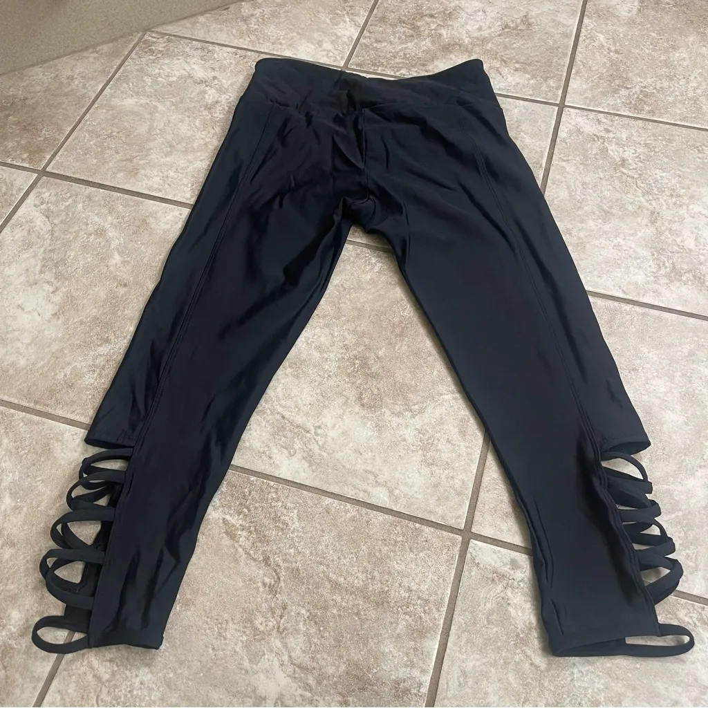 Onzie Capri Activewear Yoga Leggings Womens M/L Black‎ Strappy Paneled Pull On - Image 4