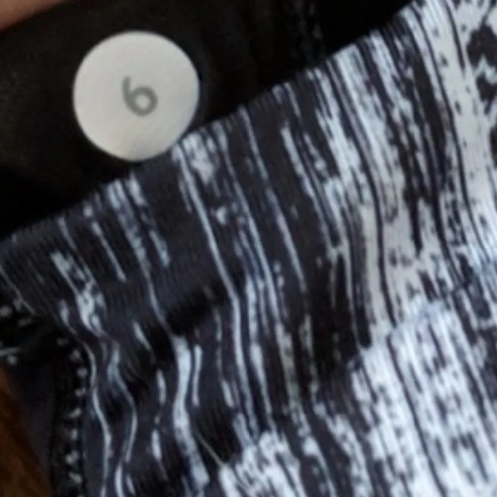 Lululemon Athletica Hot To Street Strappy V Neck Tank Top Black White 6 pullover - Image 6