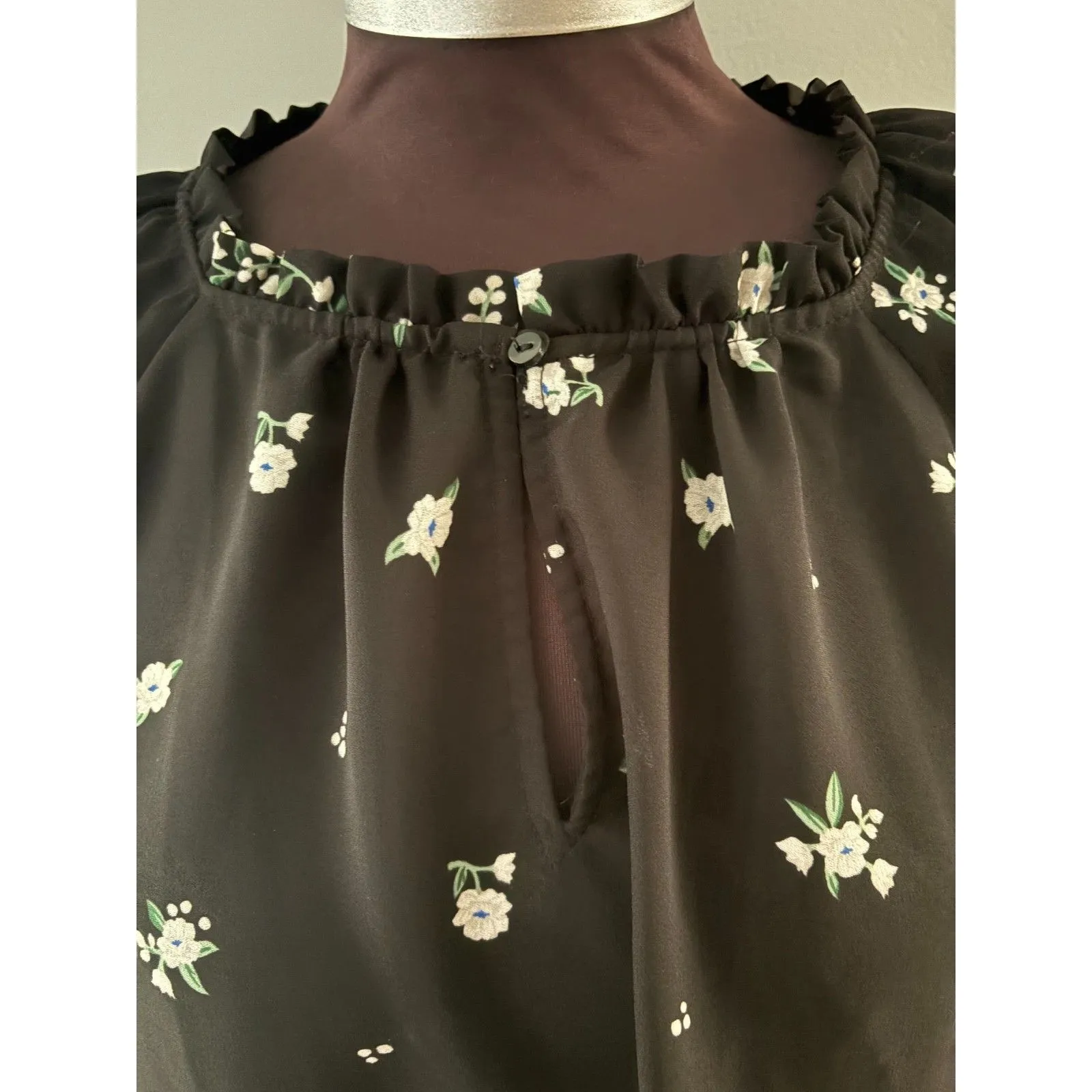 Old Navy Top XXL Black Floral Flutter Sleeve Lightweight Whimsigoth Fairy - Image 3