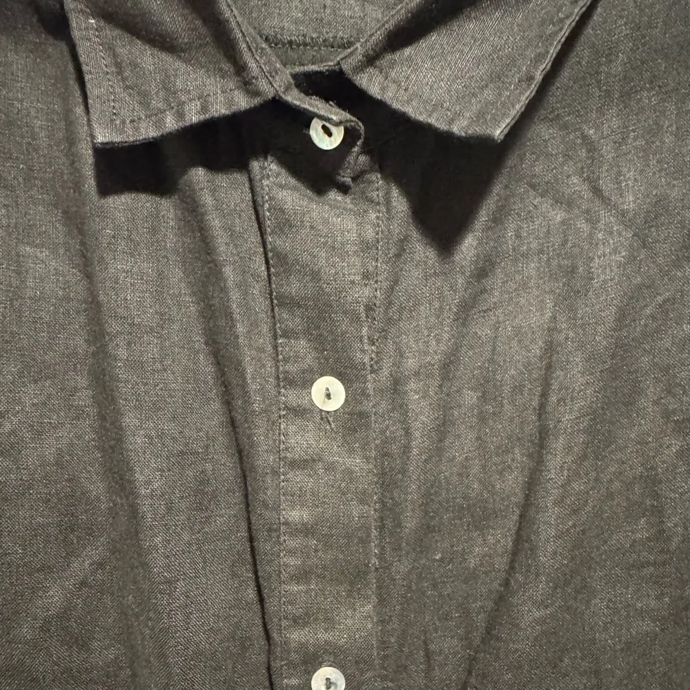 Comfy USA Pleated Black Long linen shirt in Size Small. Layered Look Piece - Image 5