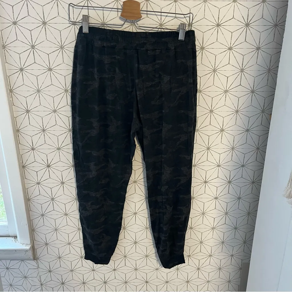Vuori Essential Camo Jogger 24.5” - Image 5