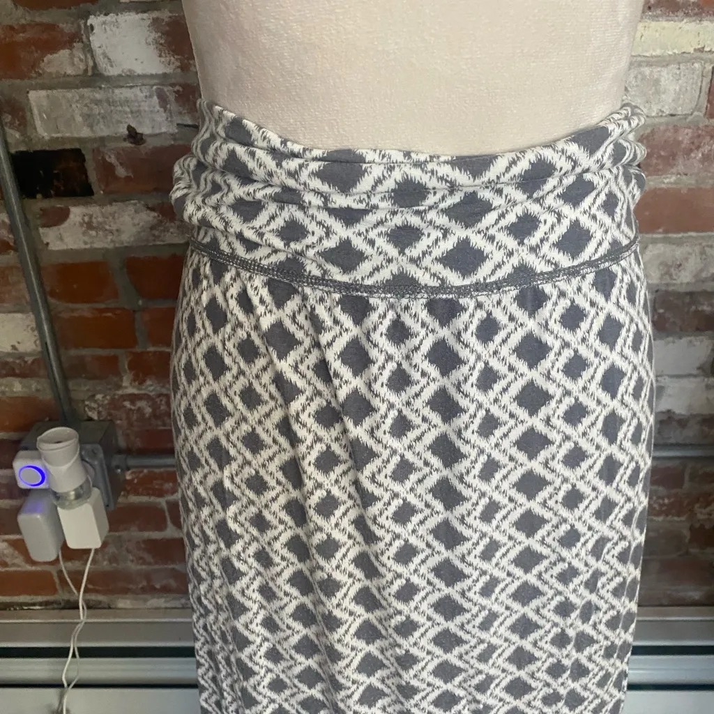 Max Studio Elegant Gray Diamond Patterned Maxi Skirt Size S - Image 2