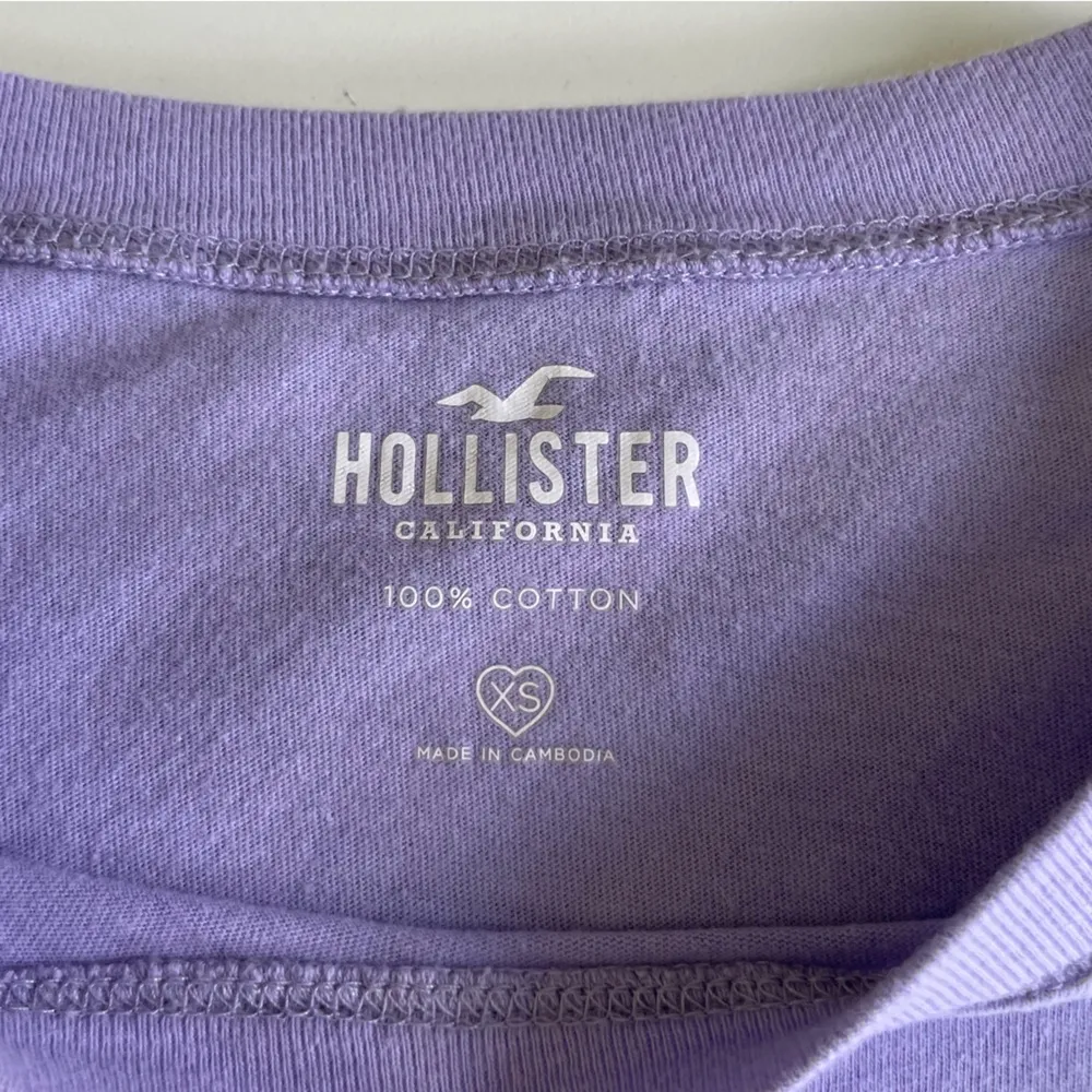 Hollister Purple Butterfly Cropped Graphic Tee Shirt Size XS - Image 4