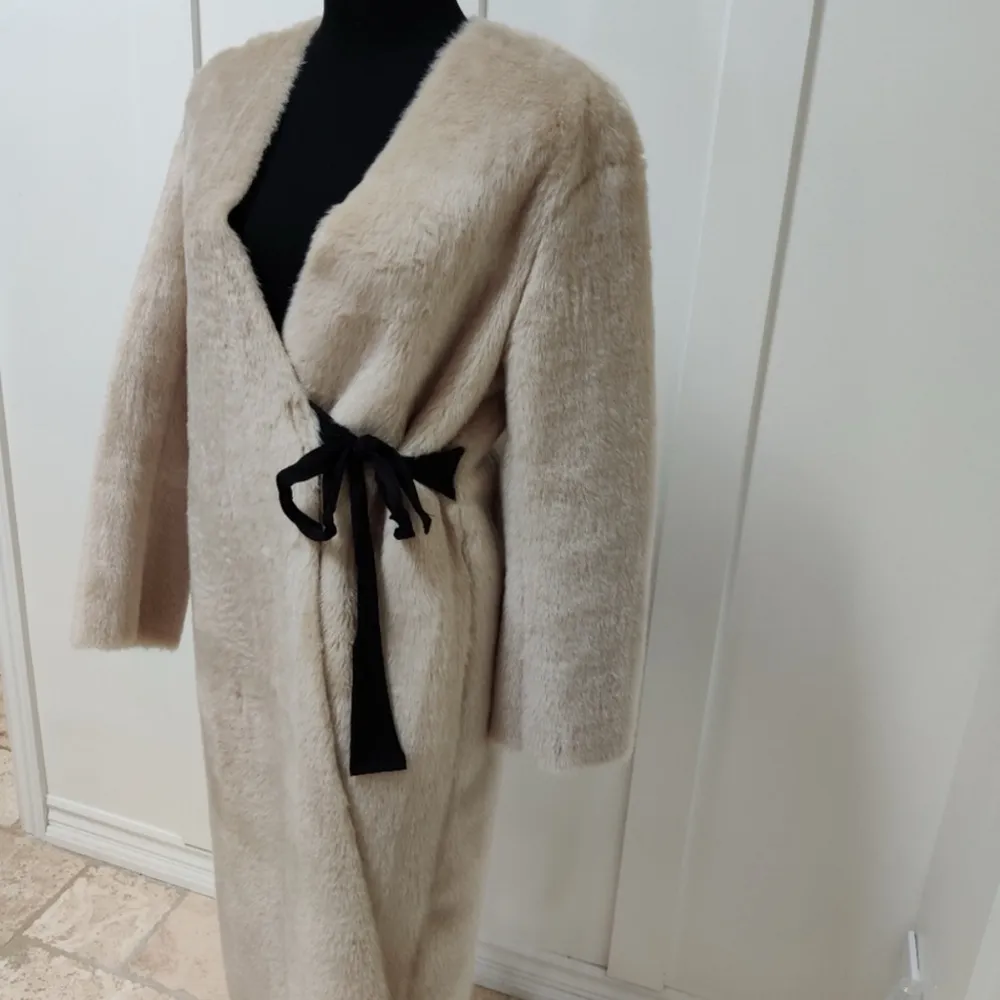 H&M Cream Beige Faux Fur Suede Lined Coat Black Contrast Waist Tie Size Large - Image 6