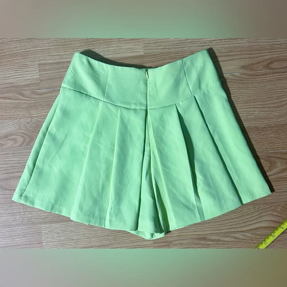 Do+Be light neon yellow/green pleated mini skort. Women’s small - Image 7