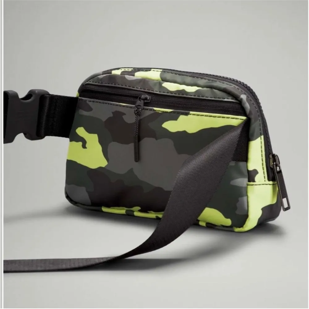 Lululemon Original Neon Green Camo Everywhere Belt bag Rare Color - Image 3
