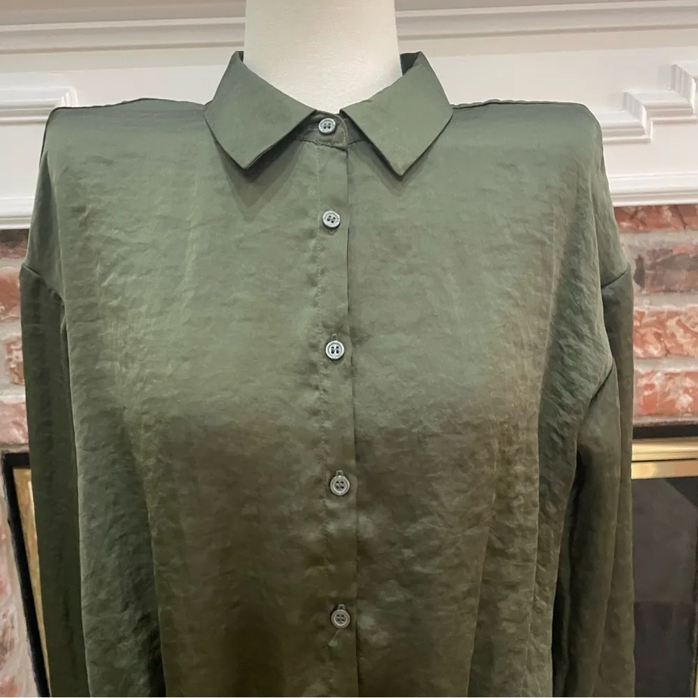 Long bishop-sleeve olive green button down top / XS / Excellent condition - Image 4