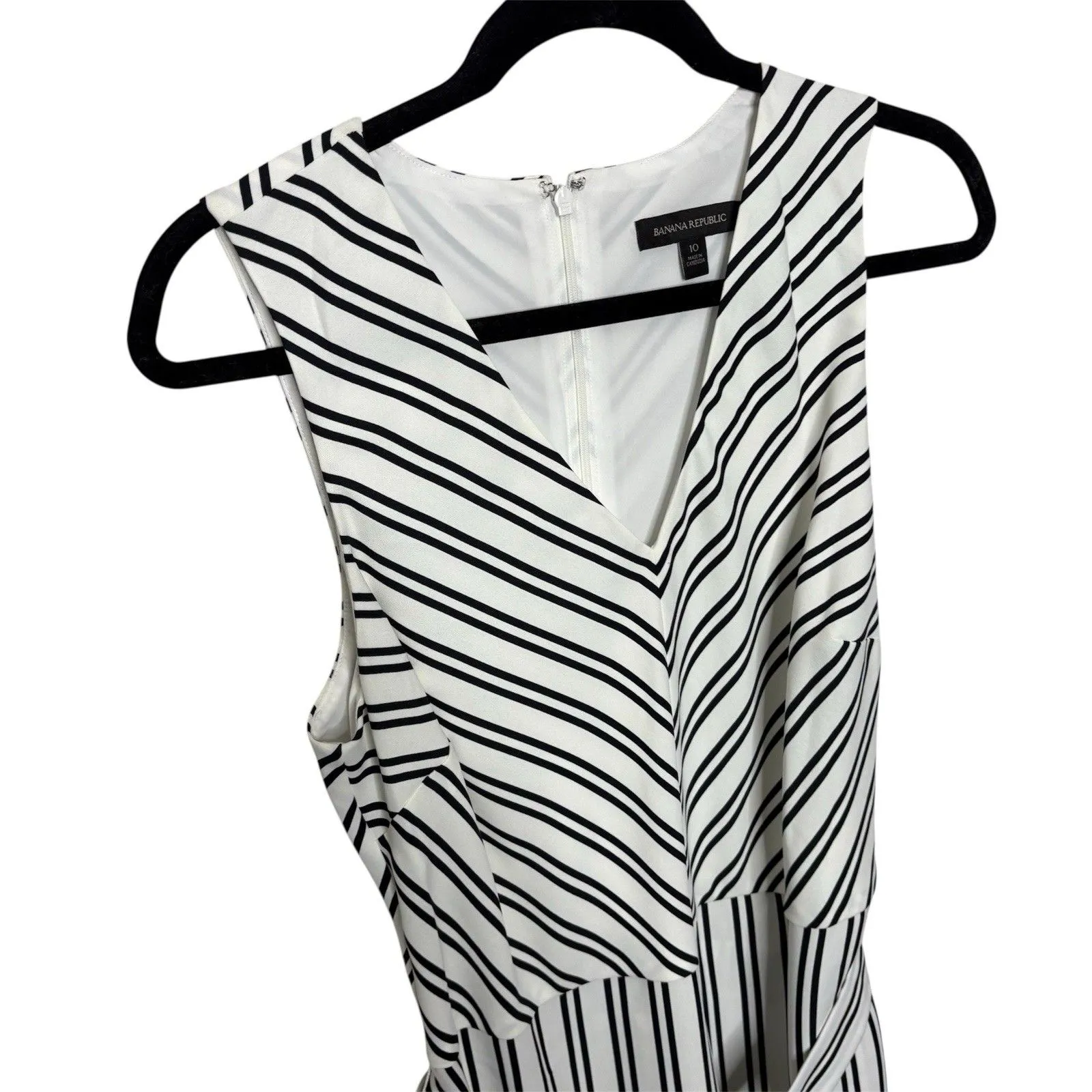 Banana Republic White and Black Sleeveless V neck Flowy Jumpsuit Size 10 Womens - Image 2