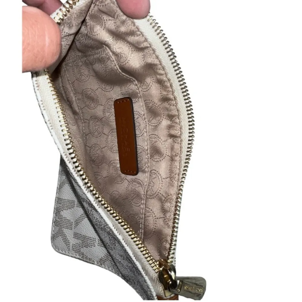 Michael Kors Bucket Bag in the beige monogram print. - Image 5