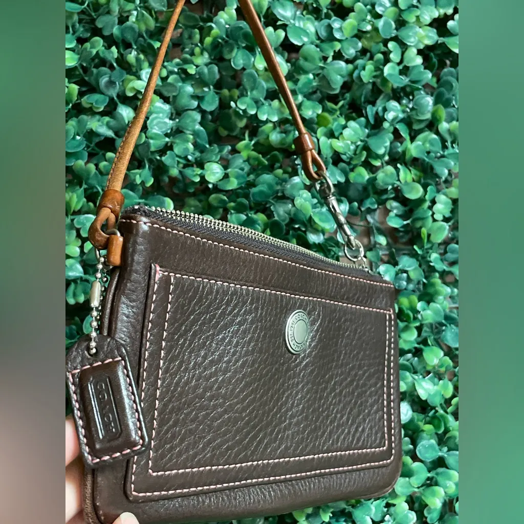 Coach - Vintage Brown Pebbled Leather Zip Wristlet W/ Hangtag & Pink Stitching - Image 4