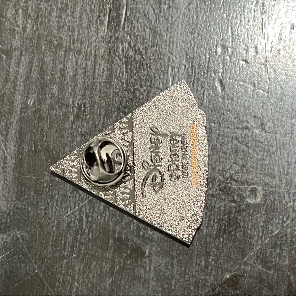 Loungefly Mickey Mouse & Friends flower pin - Pluto - Image 8