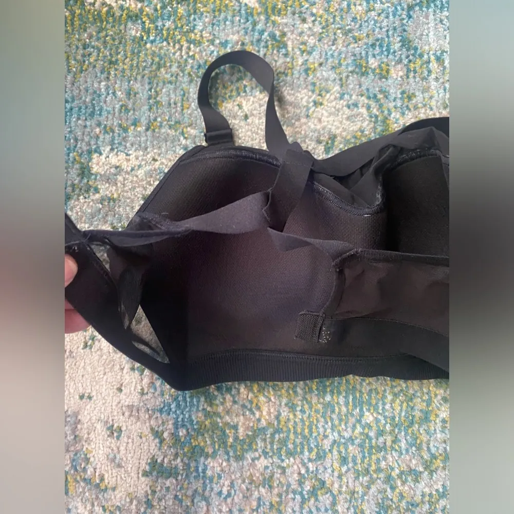 Victoria Sport Incredible lightweight max animal print sports bra, size 34DD - Image 7