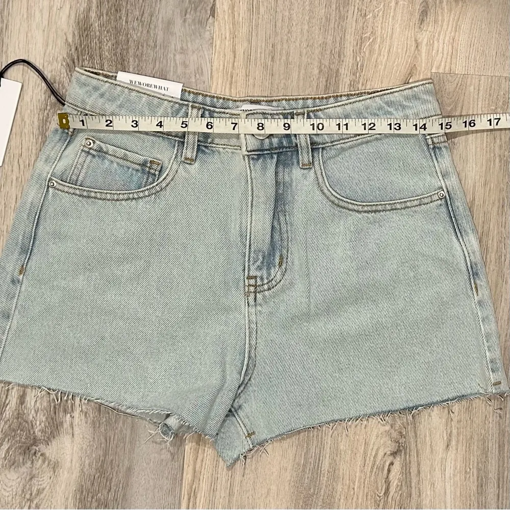 NWT WeWoreWhat Blue Denim Jean Shorts High Rise Light Wash Cutoff Hem Size 26 - Image 4