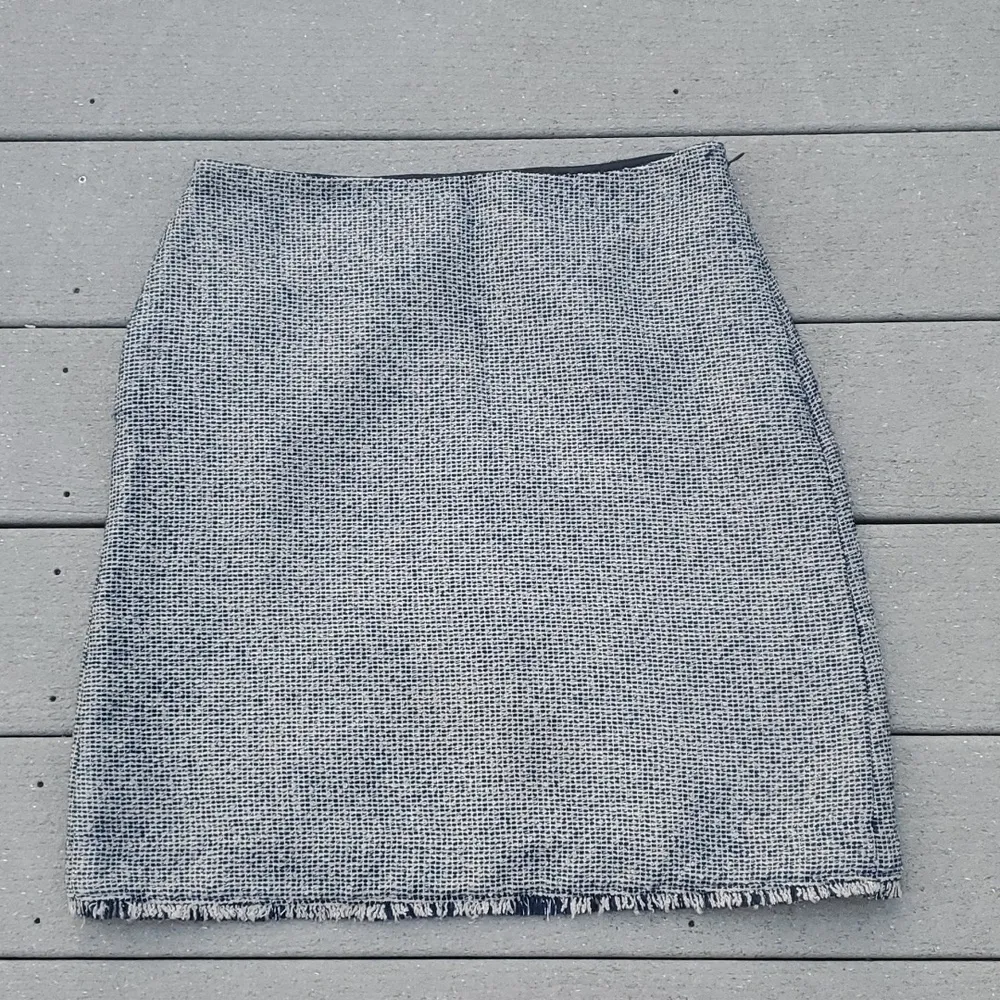 Banana Republic 6 Tall BoucleTextured Fringe Hem Pencil Skirt with Pockets - Image 2